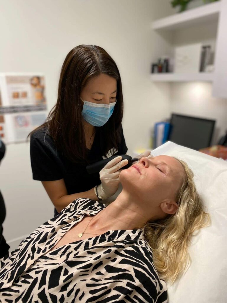 Dr. Janet Ip delivering Plasma IQ pen treatment.